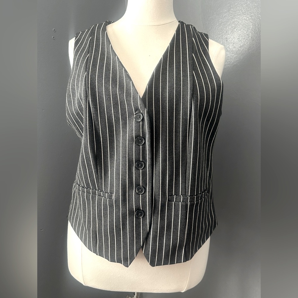 NWOT Torrid Vest size 4X. Black with pin stripes.  Satin lined